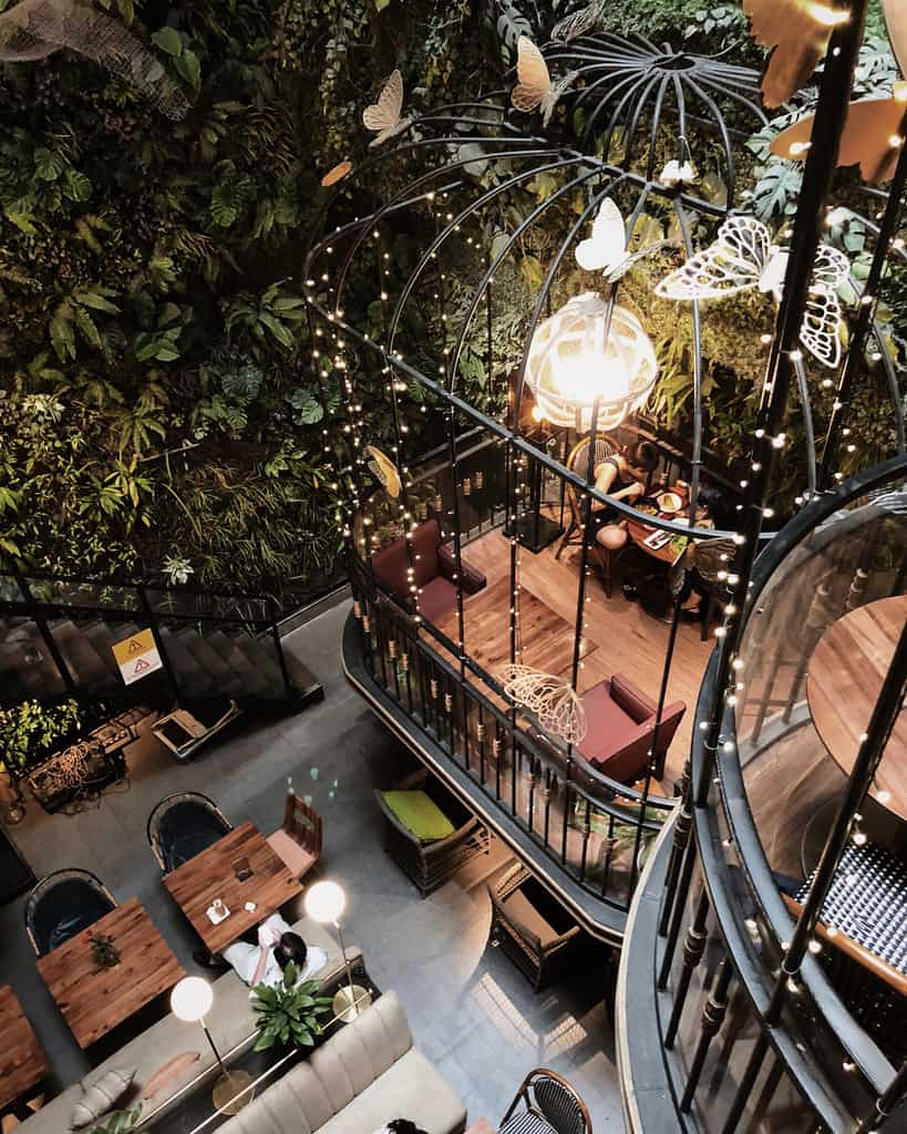 Tận hưởng tách cà phê thơm ngon giữa khung cảnh xanh mát tại quán cafe sân vườn đẹp nhất Sài Gòn. Không gian rộng rãi, sang trọng sẽ làm bạn thư giãn sau những giờ làm việc căng thẳng.