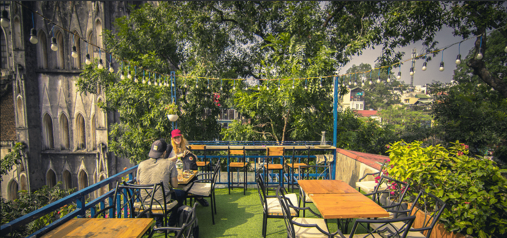 Đứng trên quán cafe sân thượng Hà Nội, bạn sẽ được tận mắt chiêm ngưỡng view đẹp của một thành phố phồn hoa. Với không gian sang trọng và trang thiết bị hiện đại, quán cafe này sẽ là một điểm đến bắt buộc cho những người muốn chiêm ngưỡng vẻ đẹp của Hà Nội từ trên cao.
