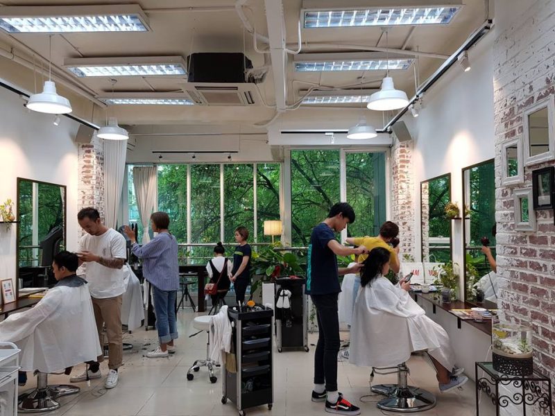 Tiệm cắt tóc vỉa hè Việt Nam lên báo Anh